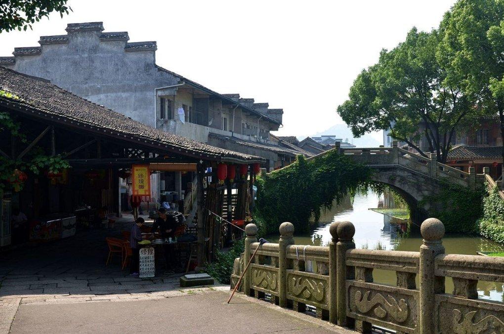 待建地块变临时停车场